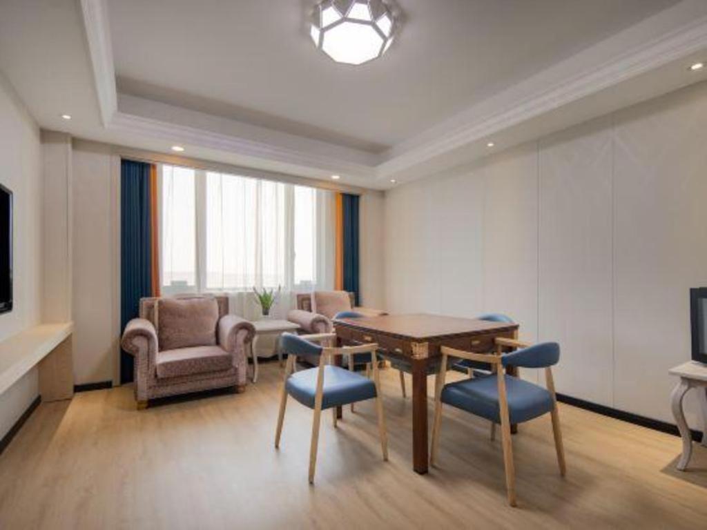 Vienna International Pujiang Hotel 4*