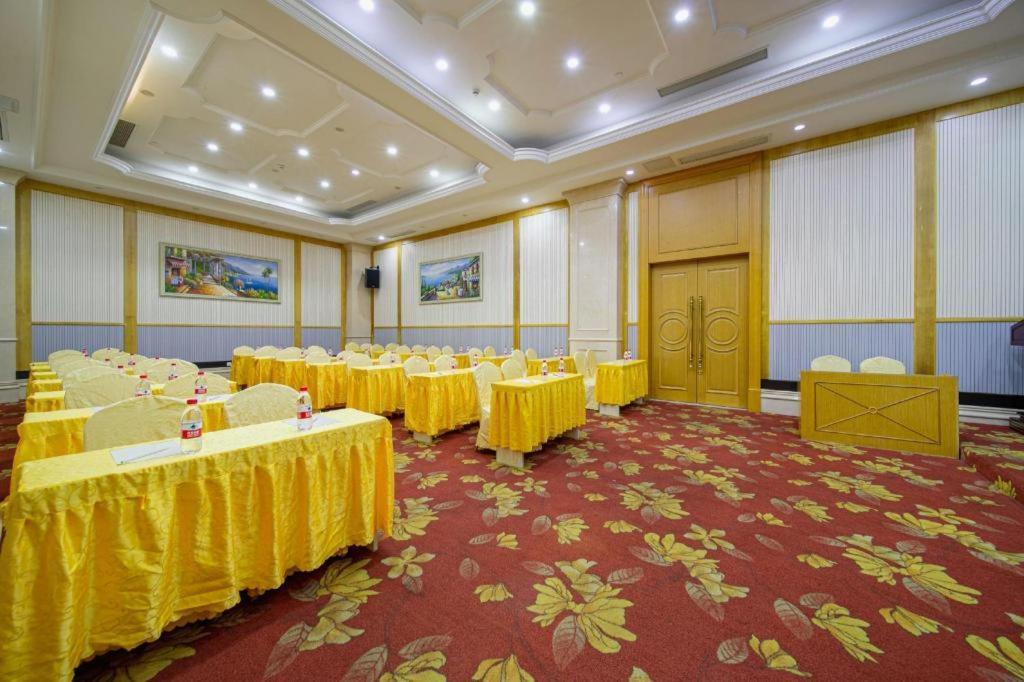 Vienna International Pujiang Hotel 4*