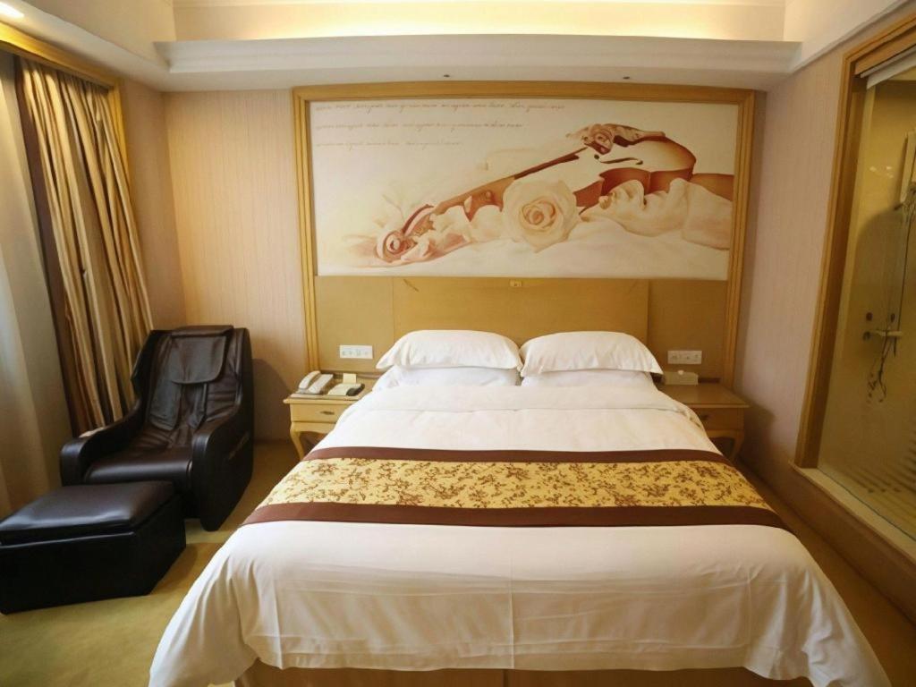 Hotel Vienna International Pujiang 4*