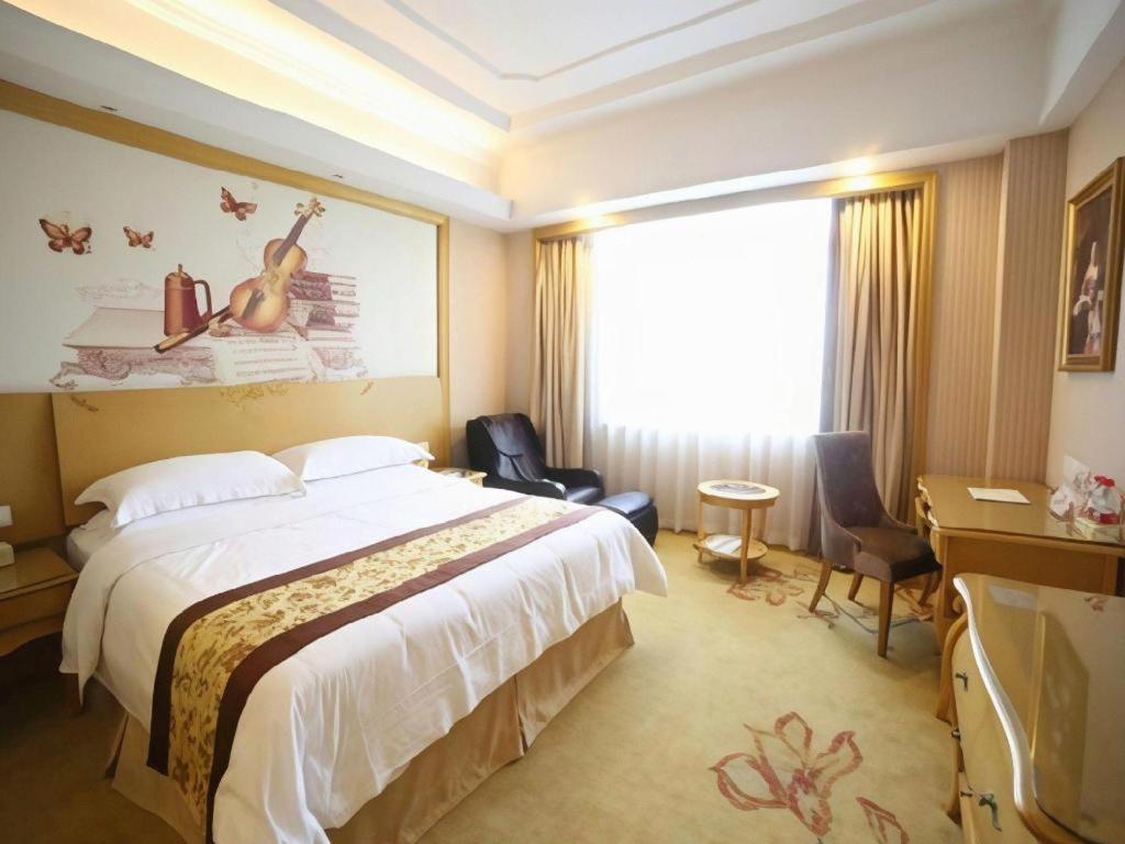 Vienna International Pujiang Hotel 4*