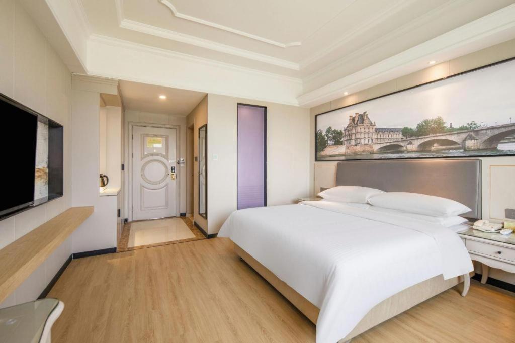 Vienna International Pujiang Hotel 4*